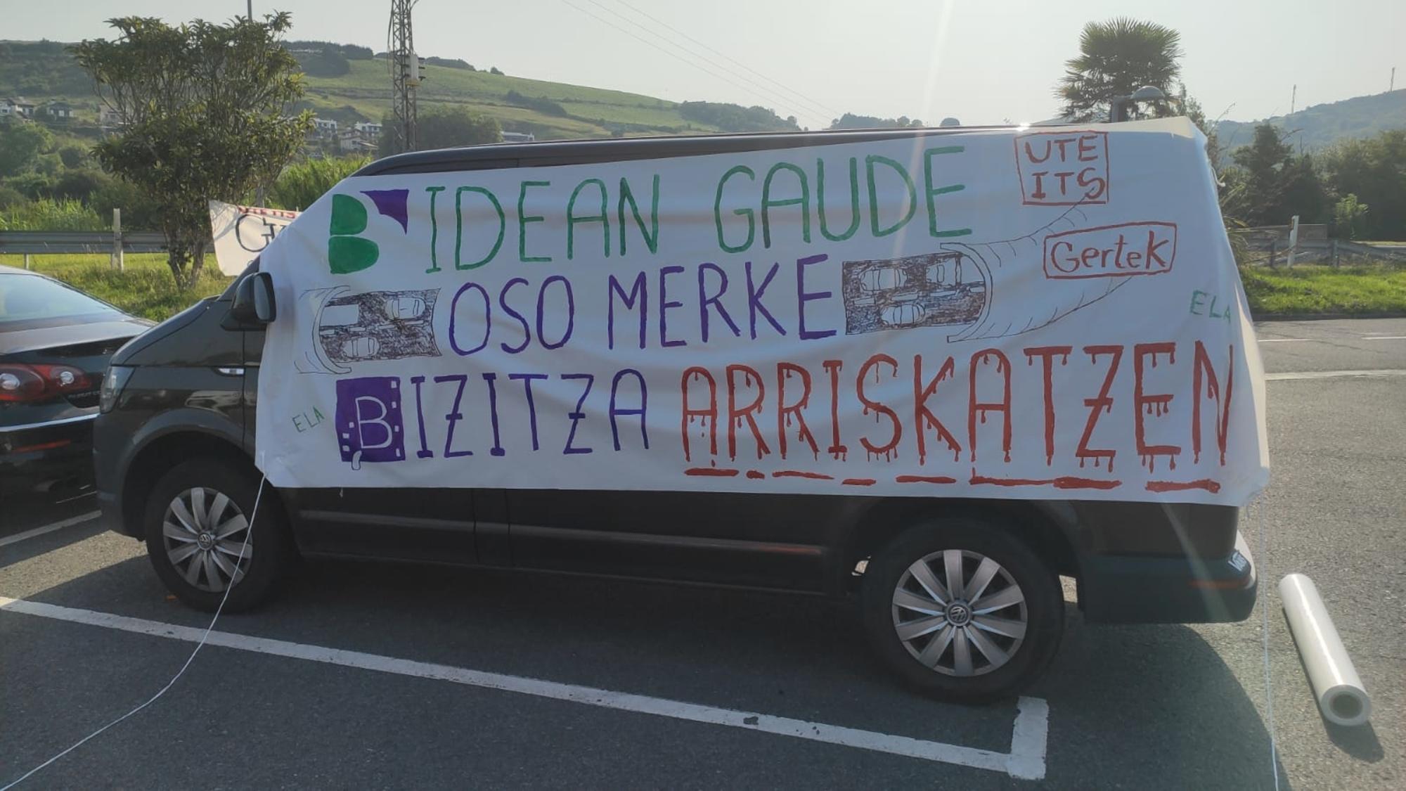 Pancartas en el peaje de Zarautz.